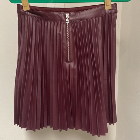 EXPRESS NWT MAROON/WINE HIGH WAISTED PLEATED VEGAN LEATHER TENNIS SKIRT SIZE 6 - Picture 3 of 8